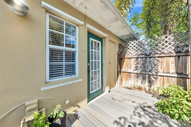 Building Photo - 805 NE 17th Ave