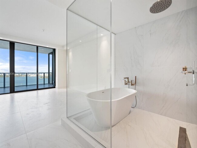 Building Photo - 700 NE 24th St