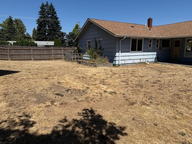 Building Photo - 3 bedroom, 1.5 bath house in Eugene!