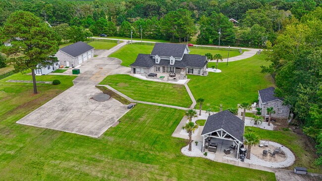 Building Photo - Peaceful and Luxury Living on 3+ Acres