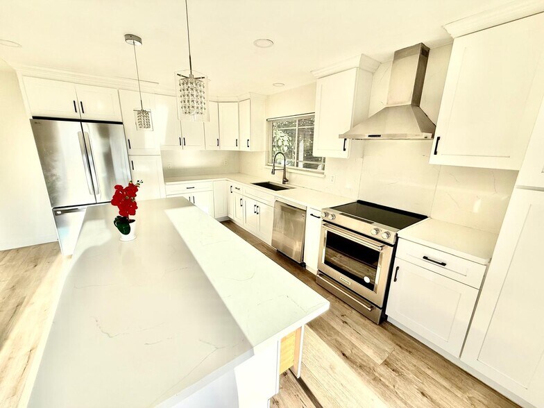 Building Photo - 2121 Mignon Way