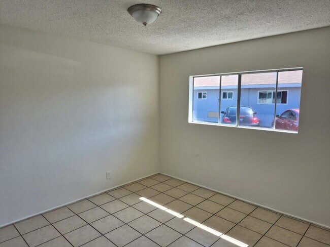 Building Photo - 305 W Guinida Ln