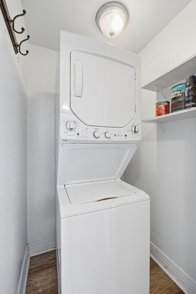 Building Photo - $1,670.95 with $300 off the first month's rent, 1 Bed - 1 Bath, Condo in Denver with Washer and D...