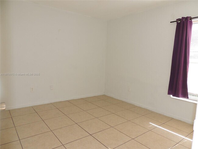 Building Photo - 2225 Laura Ln