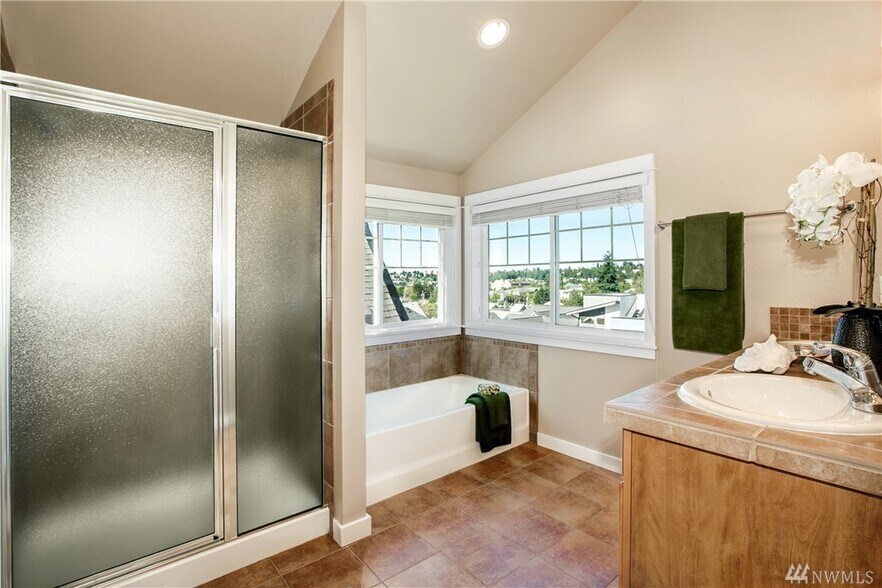 Master Room, 5 Piece Bathroom - 1110 29th Ave S