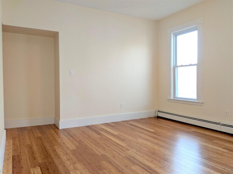 Building Photo - 21 Thorndike St