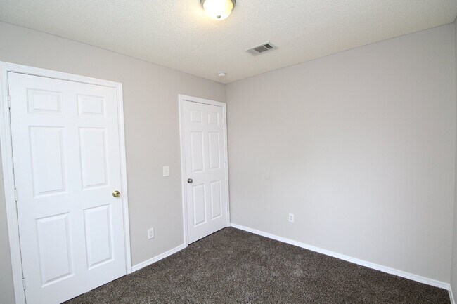 Building Photo - 3BR Gulf Breeze Home Zoned for Gulf Breeze High School with Open Living Area, Fenced Backyard & C...