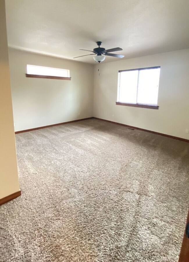 Building Photo - Spacious 3 bedroom 2.5 bath Post Falls Duplex