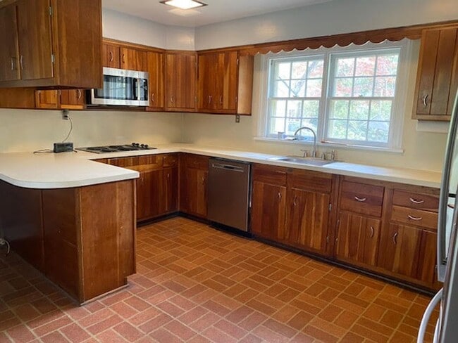 Building Photo - Rambling Brick Rancher with water views cl...