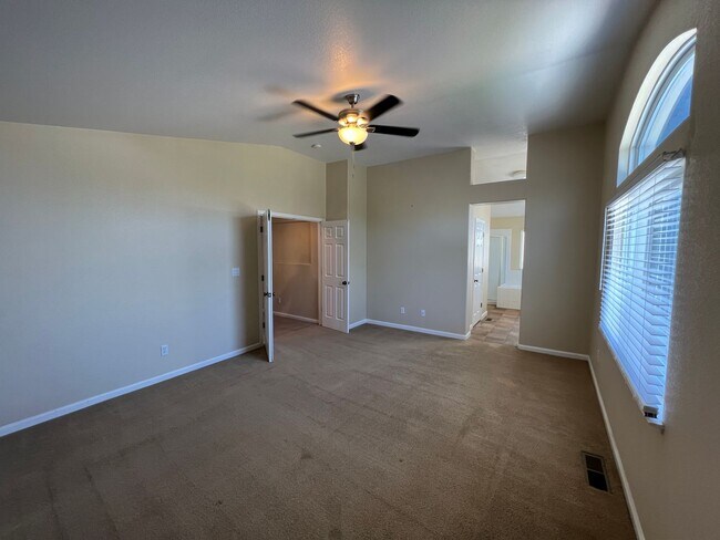 Building Photo - Large 4 bedroom located on a well maintained court!