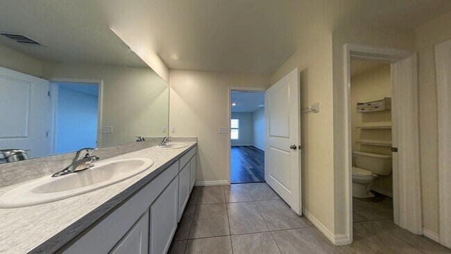 Building Photo - 822 18th Ave SE