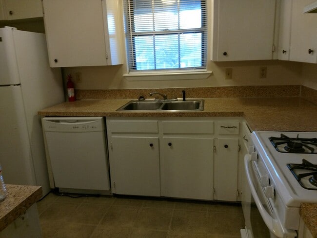 Building Photo - 1104 Cummings Ave