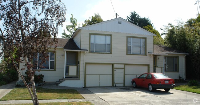 Primary Photo - 738-740 Liberty St