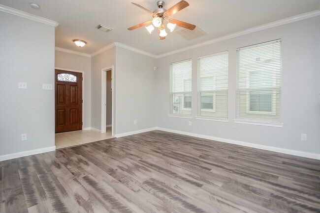 Building Photo - 16102 Limestone Lake Dr