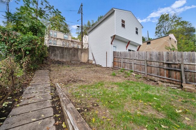 Building Photo - 2104 Straubs Ln
