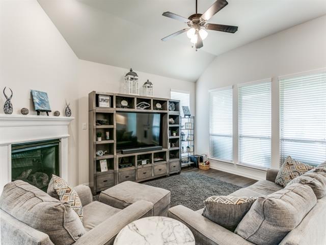 Building Photo - 915 Uplands Dr