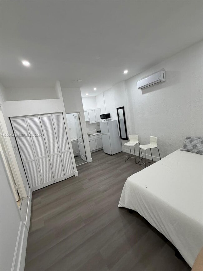 Building Photo - 2442 NE 3rd Ct