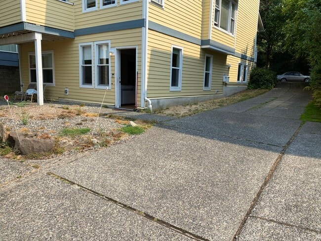 Building Photo - North Capitol Hill Garden Unit- 2 bedroom ...