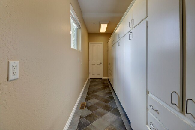 Building Photo - Incredible Home with Lake Views!