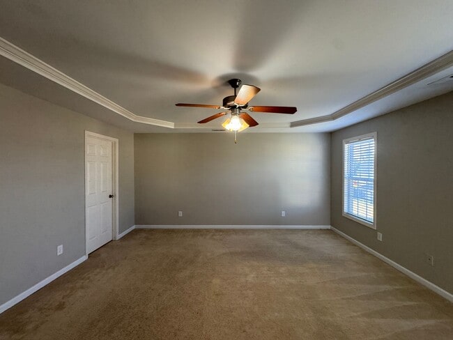 Building Photo - Spacious 3 Bed 2.5 Bath Home with Fenced Yard