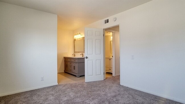 Building Photo - 3BR 1.5BA Townhome with 2 Car Garage, Larg...