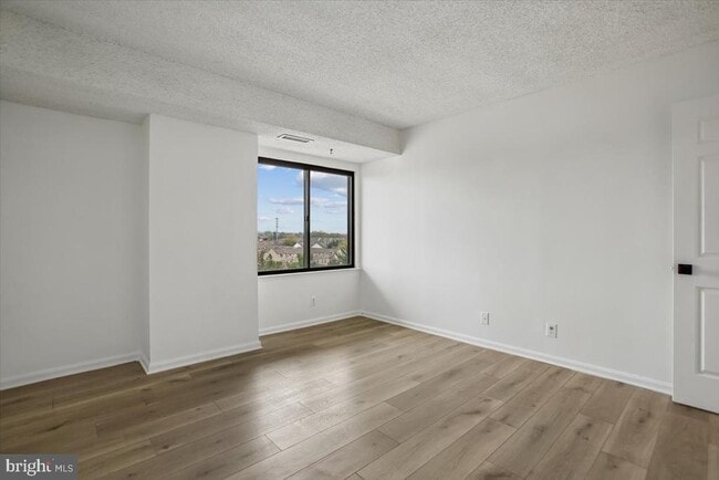 Building Photo - 3800 Powell Ln