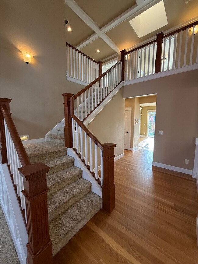 Building Photo - Stunning large 3 bedroom plus bonus rooms ...