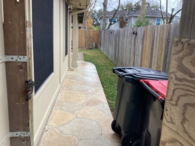 Building Photo - 17046 Clan MacIntosh Dr