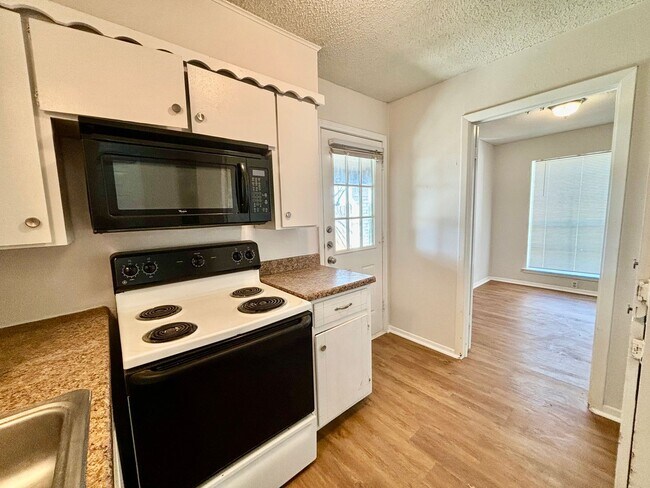 Building Photo - 800 Irwin Dr