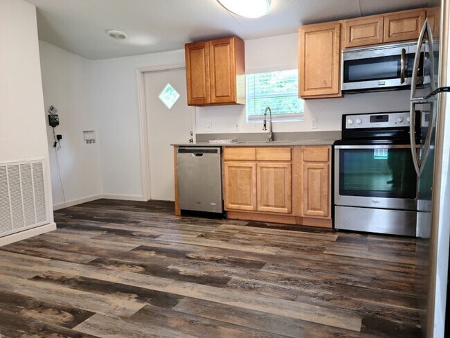 Building Photo - Updated 3 bed 2 bath