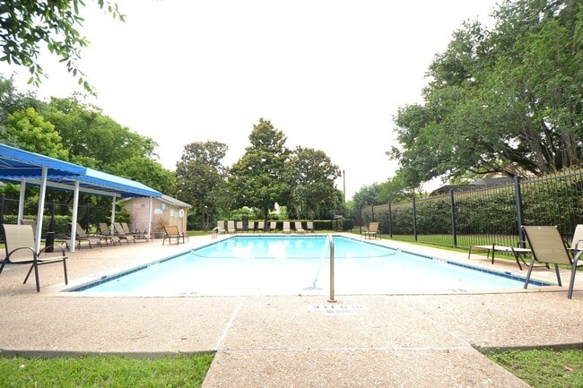 Building Photo - 3 bedroom w/ attached Garage!