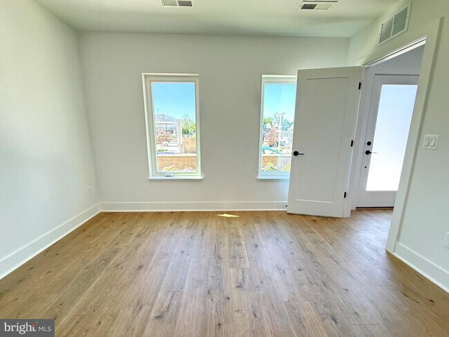 Building Photo - 33 Lower Service Ct NW
