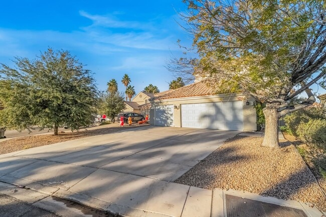 Building Photo - Stunning 4 bedroom home in Henderson with POOL!