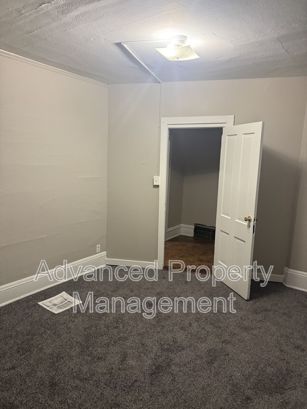 Building Photo - 934 W Chambers St