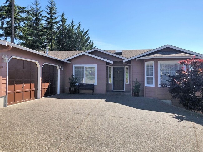 Building Photo - UNIQUE RAMBLER with views in Dockside at Kitsap Lake!