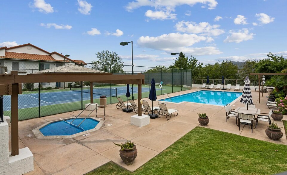 Building Photo - 870 S Rancho Santa Fe Rd