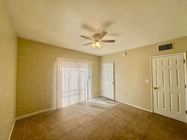 Building Photo - 3 bedroom 2 bath Townhouse