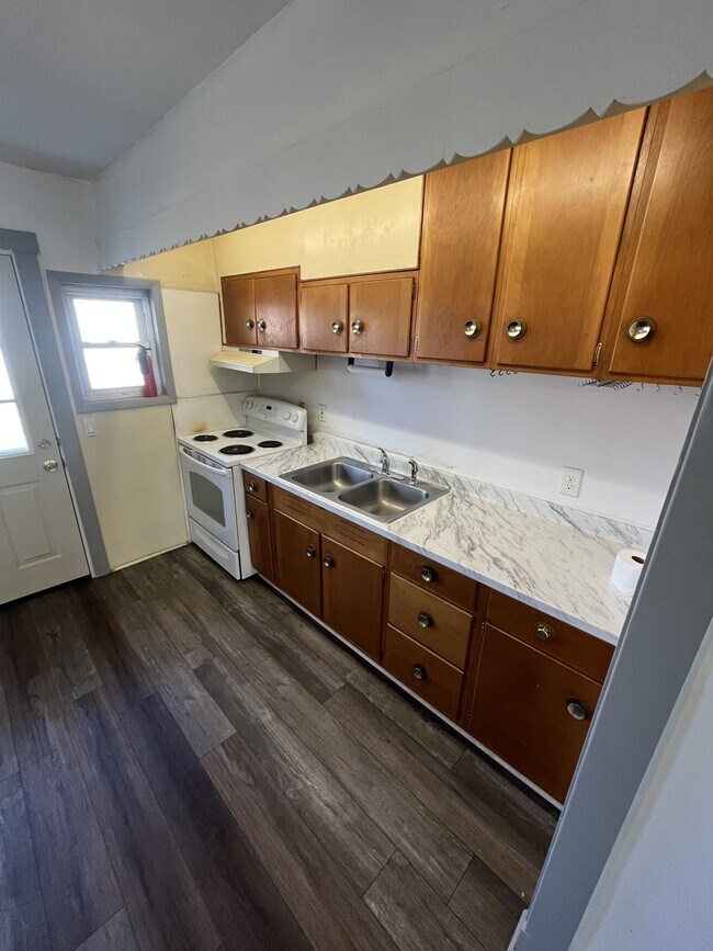 Building Photo - 605 Lehigh Ave