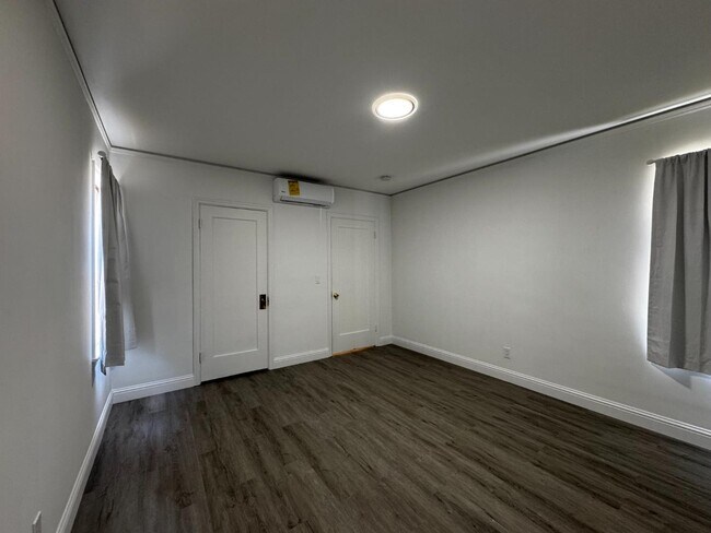 Building Photo - 1106 N Fruit Ave