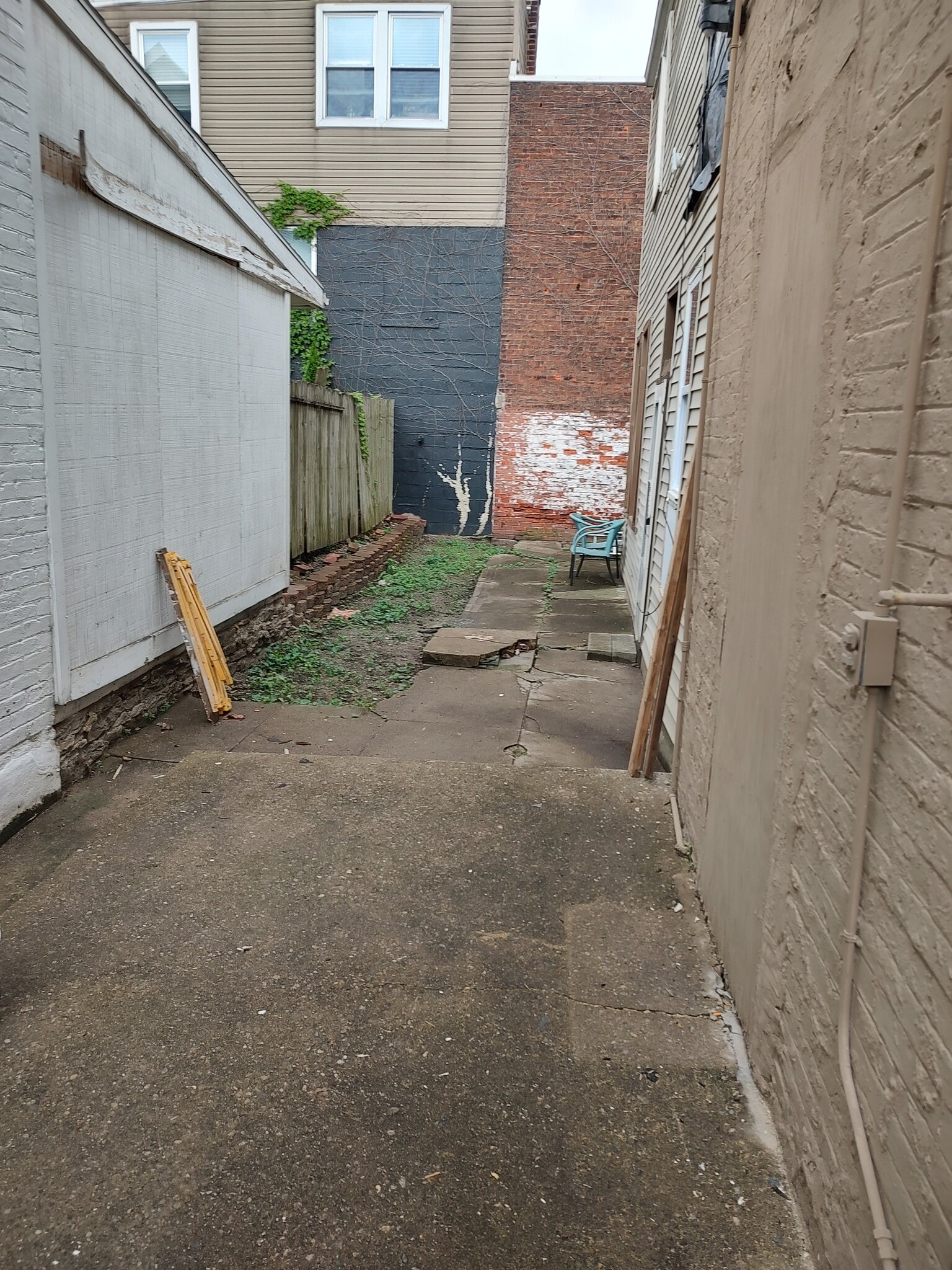 Fenced in yard - 208 E 9th St