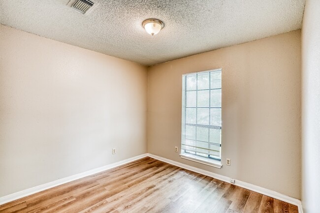 Building Photo - 1055 Margate Dr