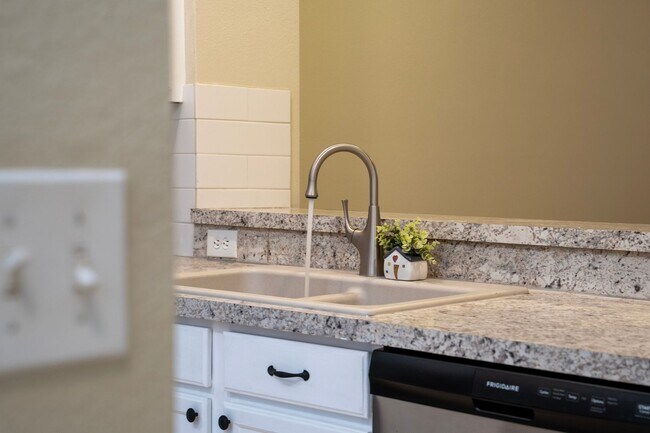 Building Photo - 2 Bedroom /2.5 bathrooms Town House. Just few minutes from Medical City.