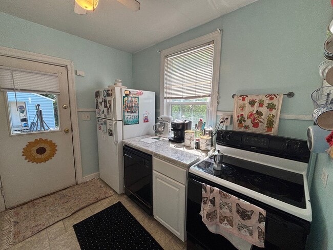 Building Photo - Rosewood Cutie