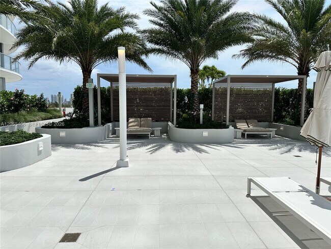 Building Photo - 2411 Laguna Cir