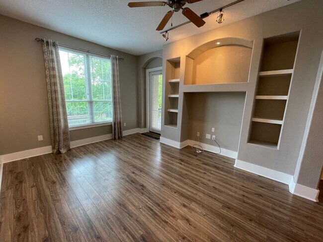 Building Photo - Spectacular 1-Bed/1-Bath w/ Office and STO...