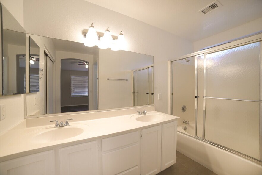 Building Photo - 8556 W Ocotillo Rd