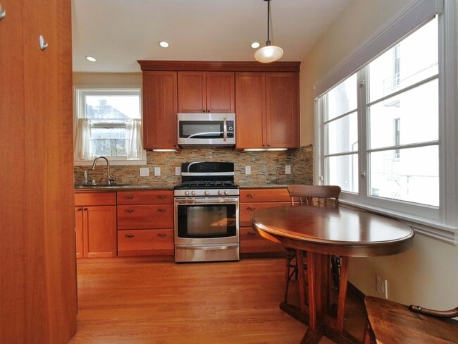 Building Photo - 1718 Le Roy Ave