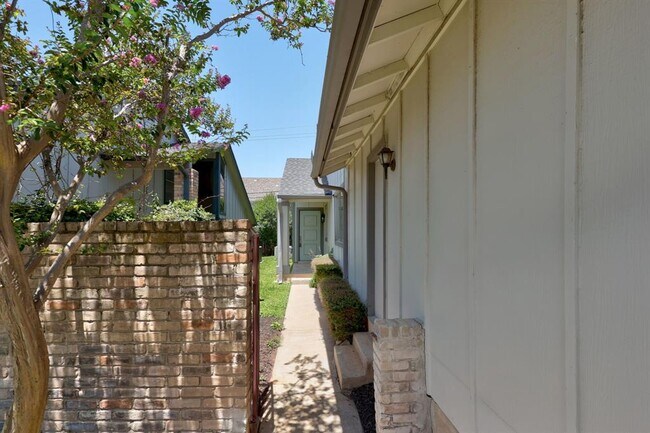 Building Photo - 9445 Singing Quail Dr