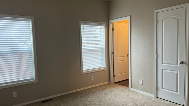 Building Photo - Newer Manufactured home  Paradise Location, 2 bed 2 bath, with office