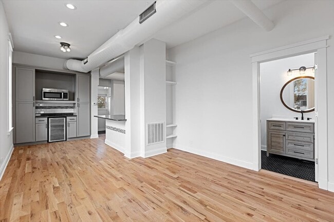 Building Photo - 2346 W Fullerton Ave